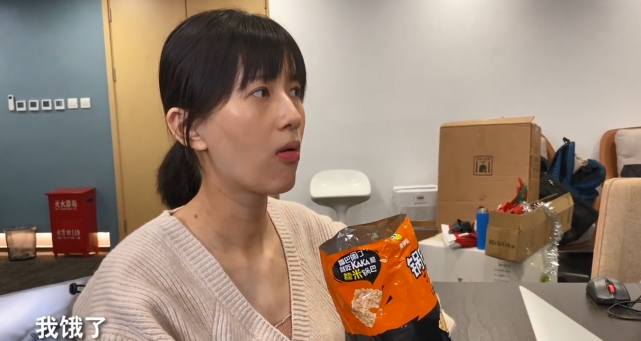 papi酱产后首晒全家福为老公庆生宝宝皮肤白皙依然不忘工作