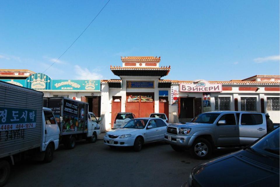 蒙古街头全是进口车80以上是古董车67没国产的因为没工厂