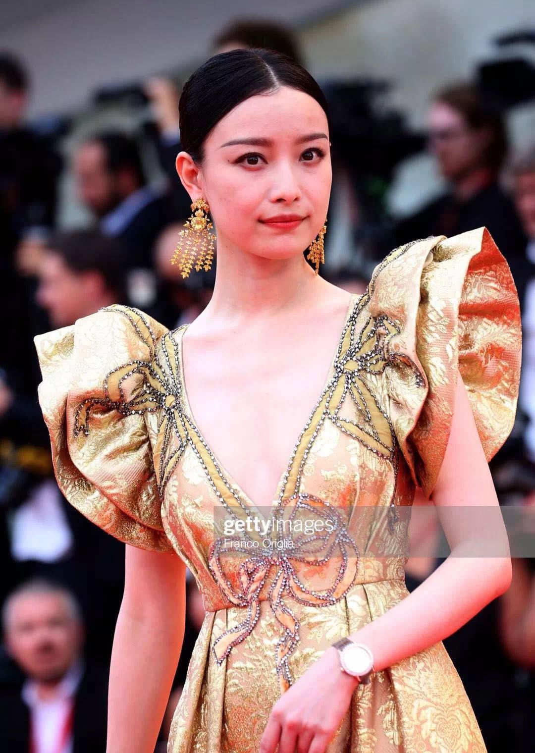 倪妮爆皮松弛被嘲,看来紫外线之下,没有女明星和普通人之分