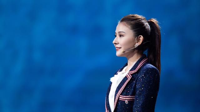 热依扎终于不乱穿了,制服风套装搭配高马尾发型,美成高中生