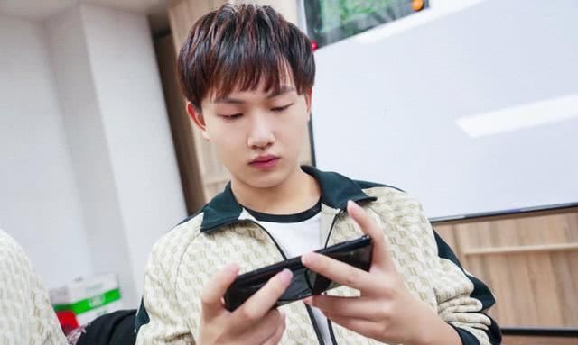 有人盛赞qg杰杰:"满满都是飞牛年轻时的影子",他真有那么强