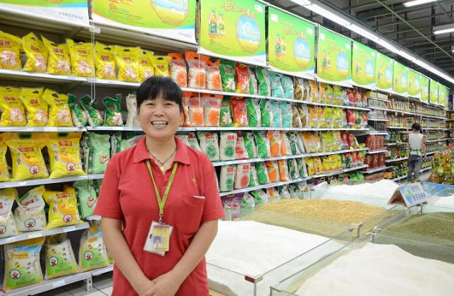 超市员工月薪才两千块钱,为何没人辞职呢?只因谁辞谁傻!