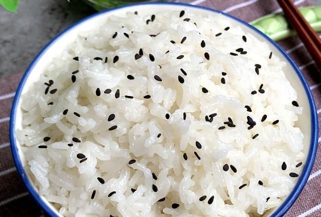 煮米饭时,别急着下锅煮,放入这2样,米饭粒粒分明不粘锅又香甜