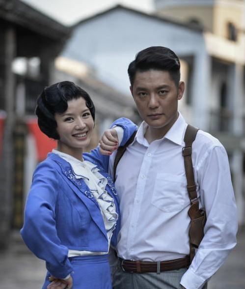 曾和傅程鹏生活22年,疑因周丽淇插足而离婚,今带8岁儿子复出!