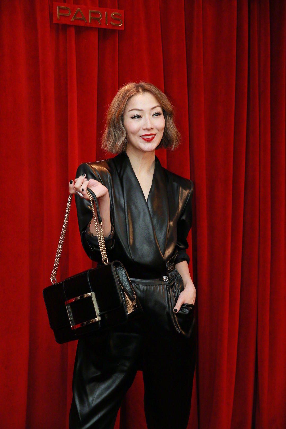 郑秀文真会打扮,格纹西装知性干练,亚麻色头发显白又洋气