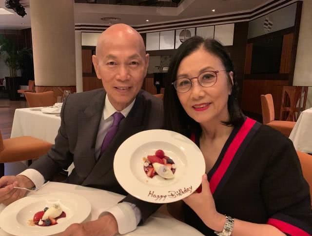 72岁汪明荃近照曝光,黑丝短裙显好身材|汪明荃|罗家英|何守信_新浪