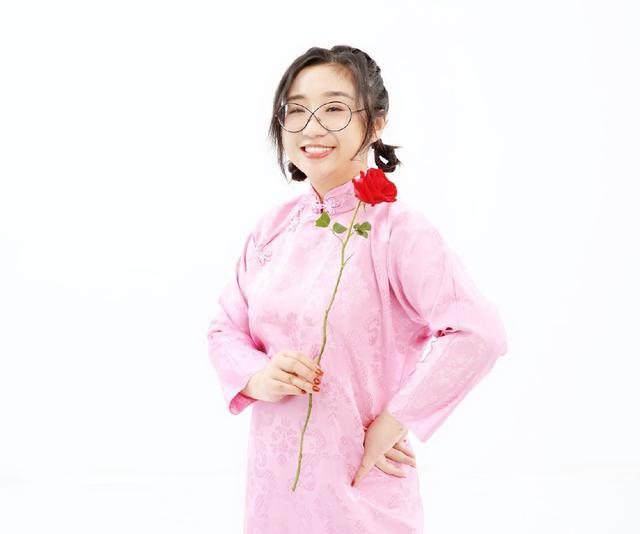 傅首尔越来越有气质了,穿旗袍优雅又娇俏,胖女孩也有春天!