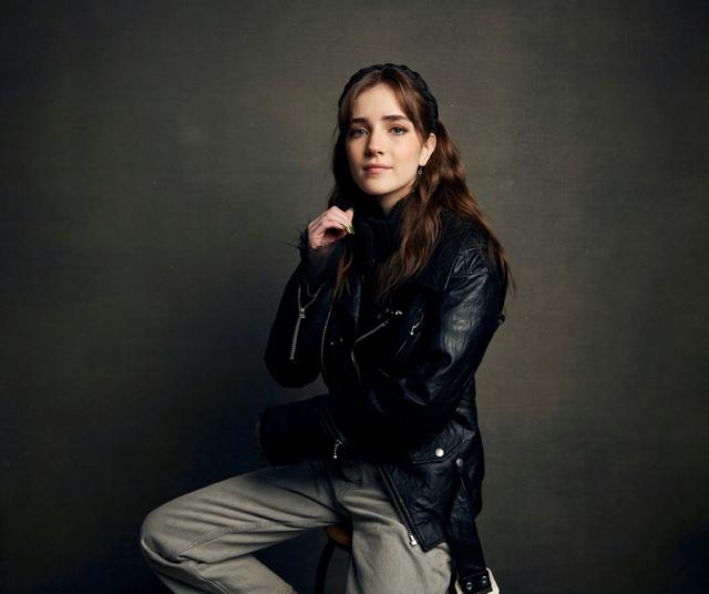 她13岁进入演艺圈,今穿拼接双排扣大衣,18岁美成小仙女|莱德|塔莉娅