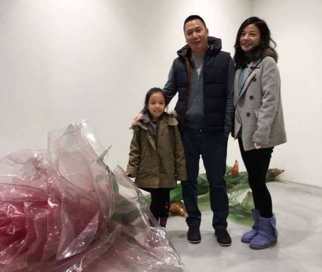 赵薇罕见晒与父亲合照:赵爸爸眼睛眯成一条缝