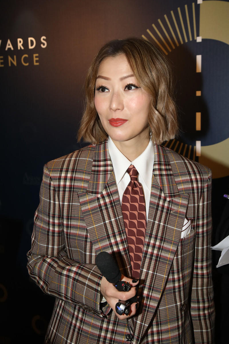 郑秀文真会打扮,格纹西装知性干练,亚麻色头发显白又洋气