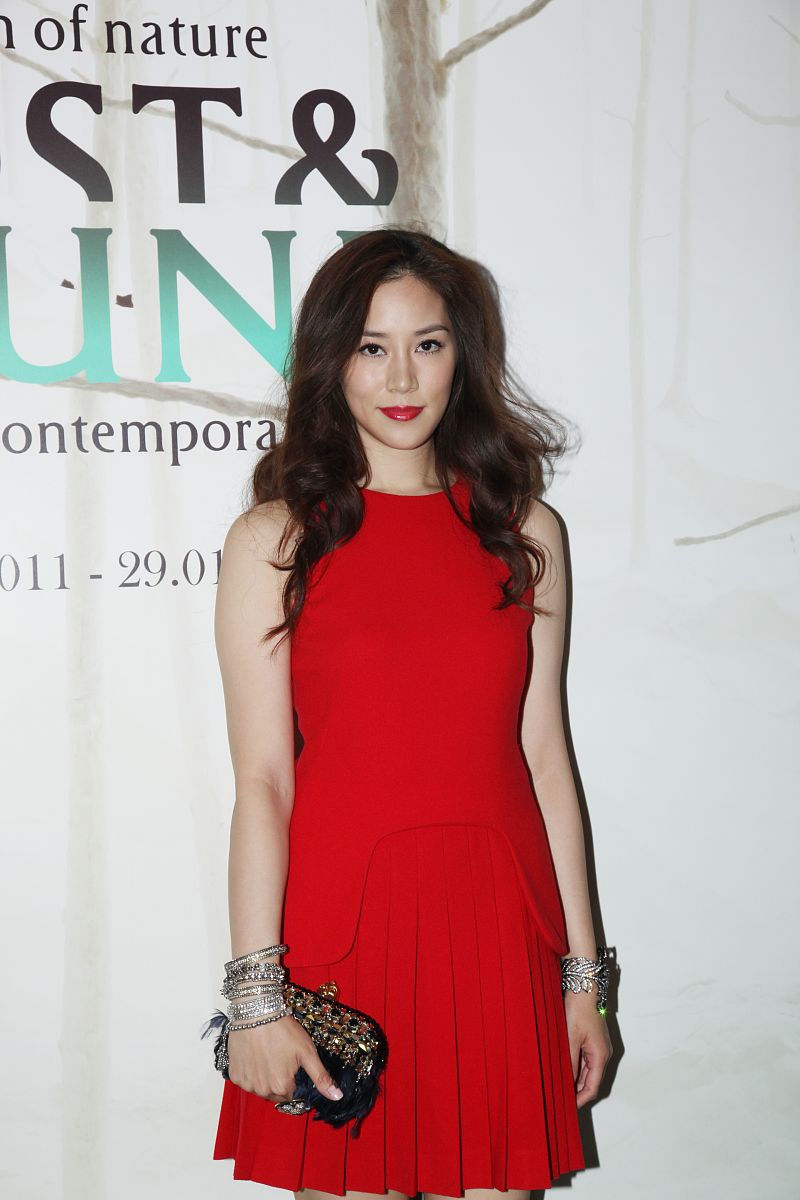 徐子淇一身"姨妈红"好高调,腮红却打的太低级,完全浪费高颜值