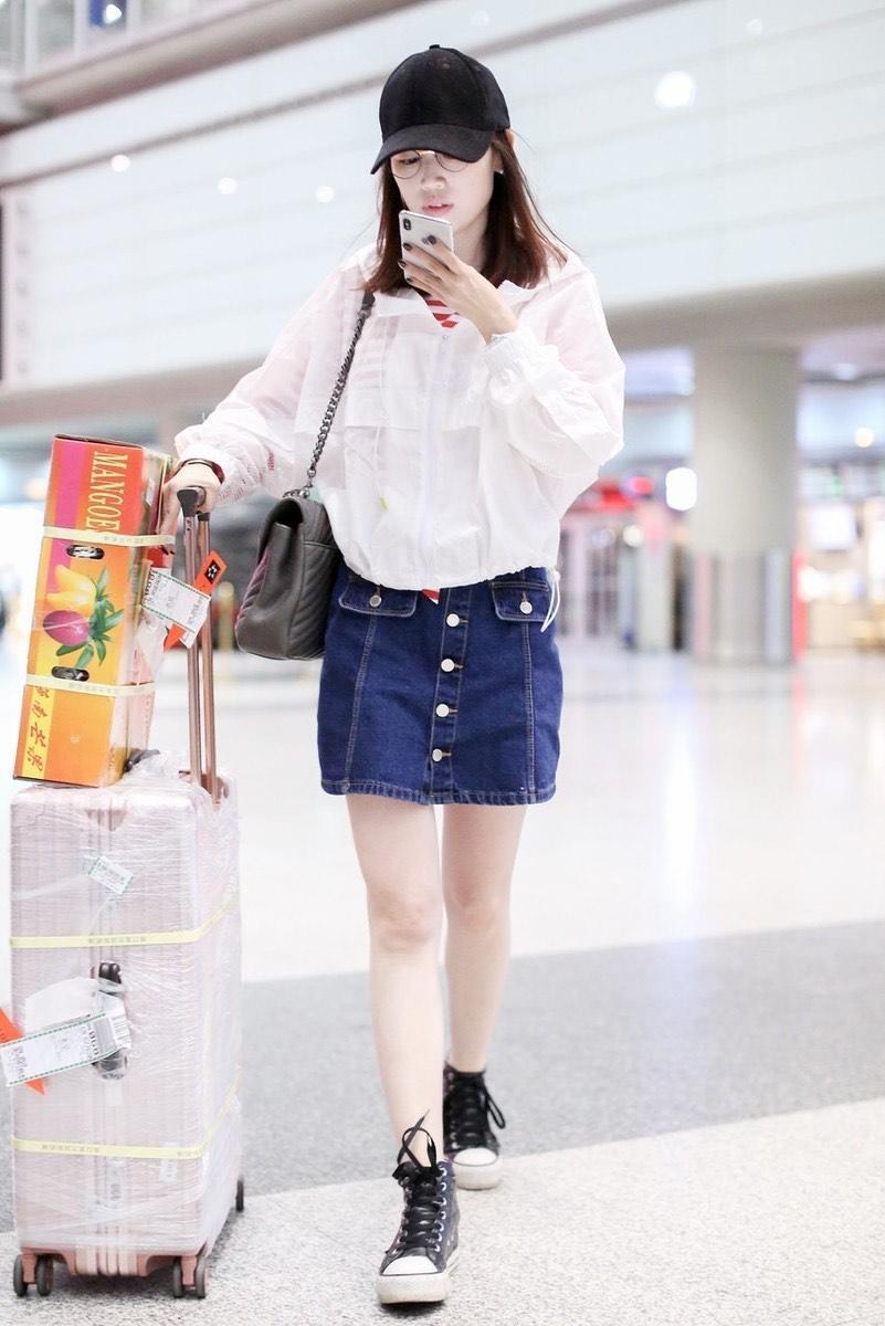 33岁马蓉穿搭真少女白色外套搭配牛仔半身裙清新简约洋气减龄