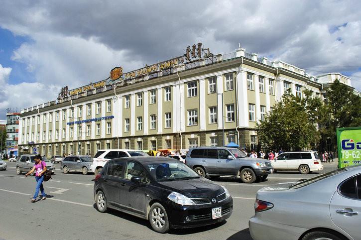 蒙古街头全是进口车80以上是古董车67没国产的因为没工厂