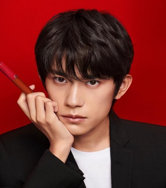 易烊千玺代言大牌口红,谢娜看了都不敢收礼