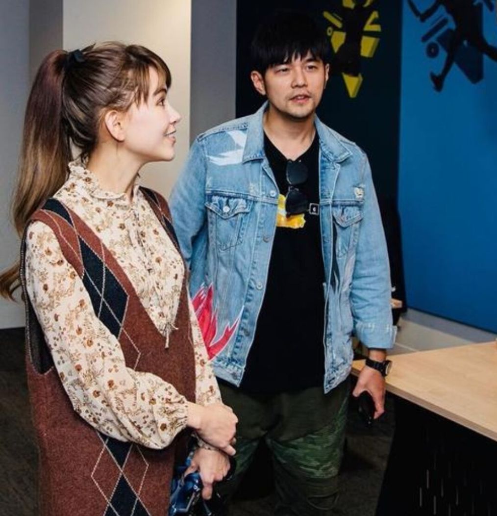 薛之谦高磊鑫早年与众好友合影两人在人群里秀恩爱真的是酸了