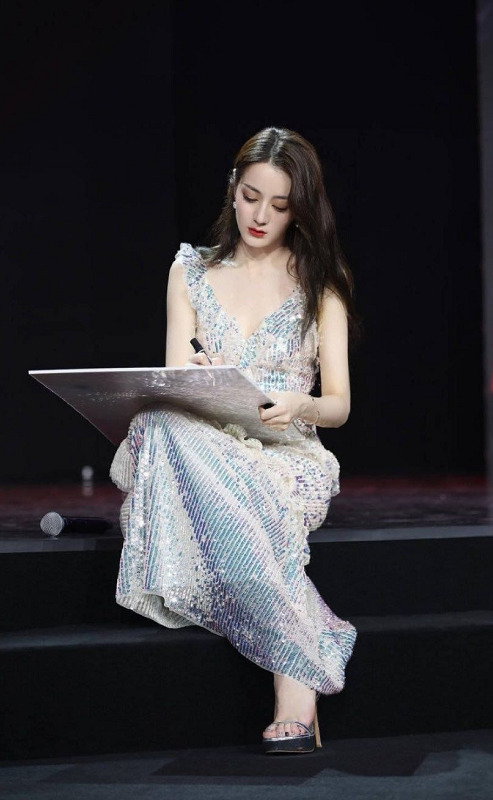 迪丽热巴挑战液体裙秀性感,好身材向卡戴珊看齐,美得抢眼