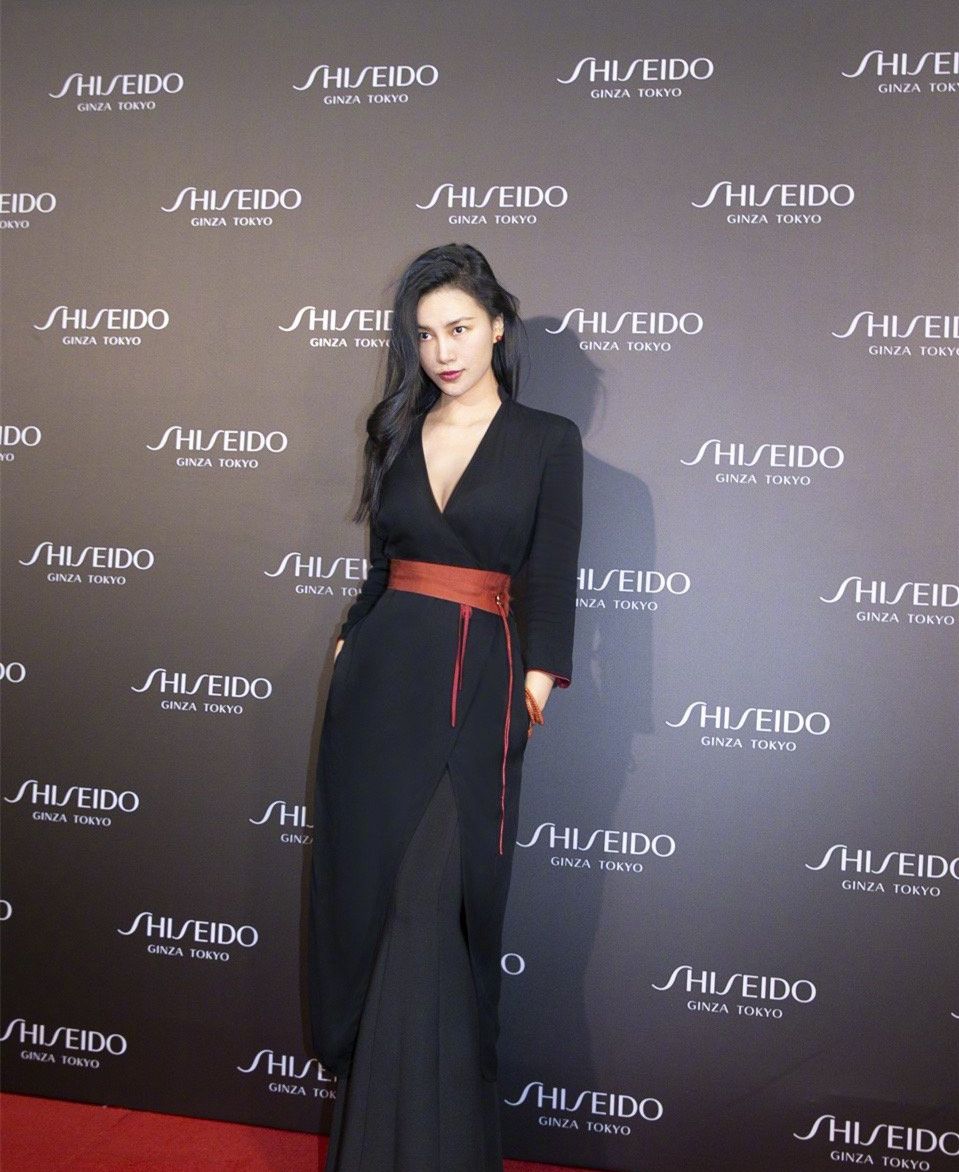 "中国最贵摄影师"陈漫,穿黑色泳装大秀性感身材,她才是超模