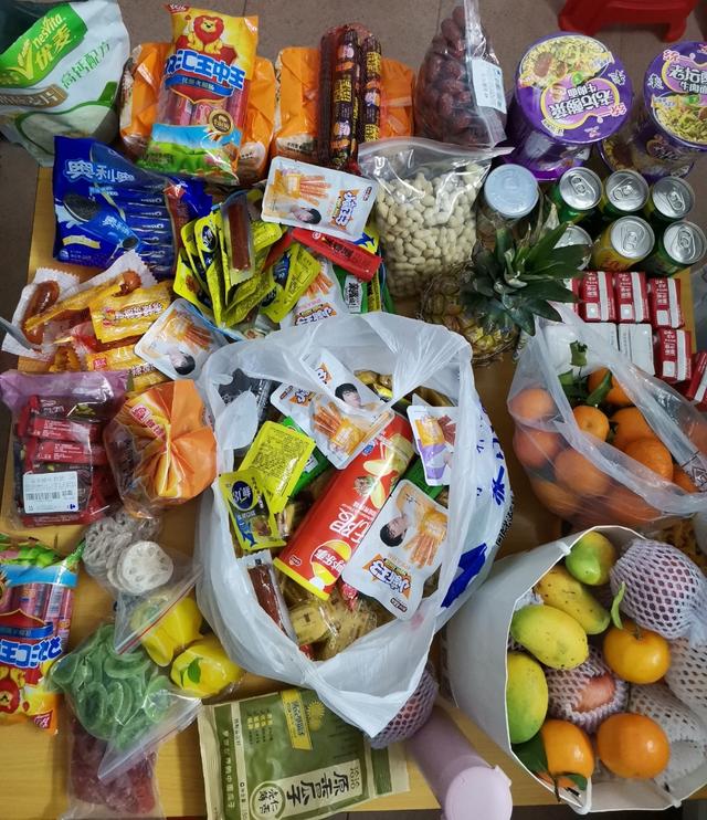 不出门的日子,网友的硬核囤货让人羡慕,有的丰盛,有的莫名想笑