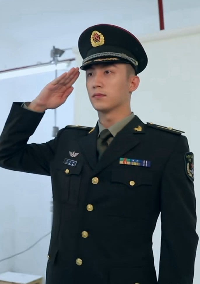 黄景瑜李沁军装柔情亲爱的戎装曝定妆照狙击少女心