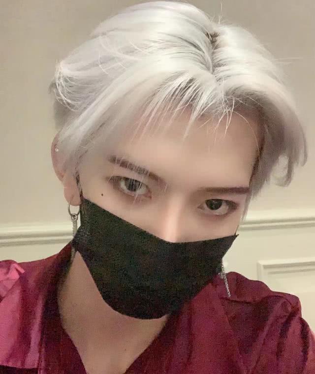 七鹤大人被黑粉曝光旧照,对比五官后,网友:还是戴上口罩吧