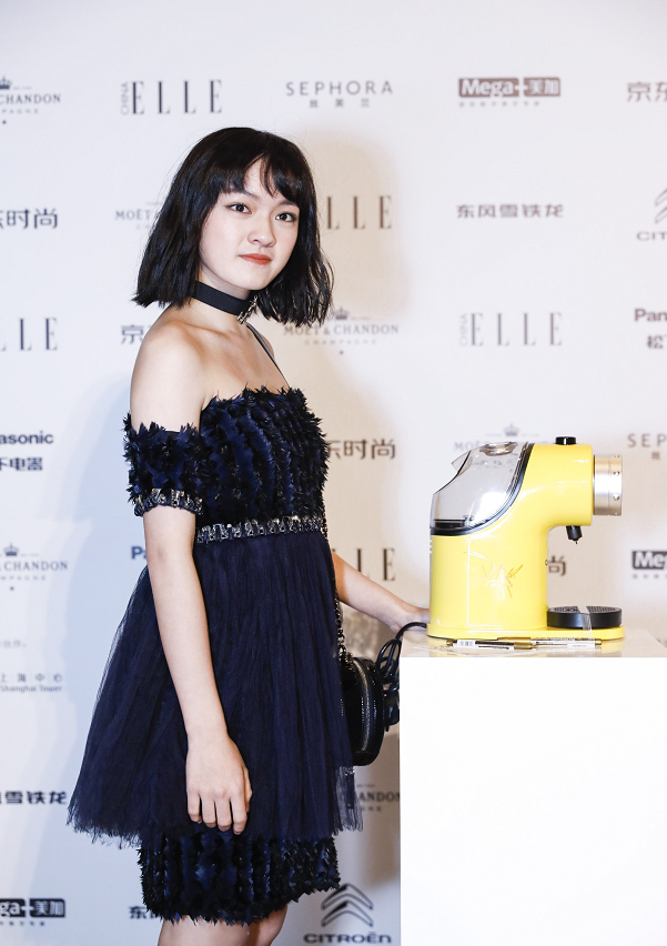 文淇走红毯穿长裙还套短裙,17岁少女穿成了阿姨