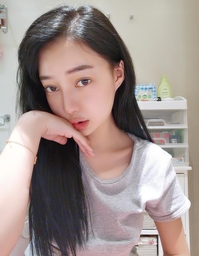 照片中国郭美美耳朵上戴着梵克雅宝的耳环,戒指也是梵克雅宝,价格至少