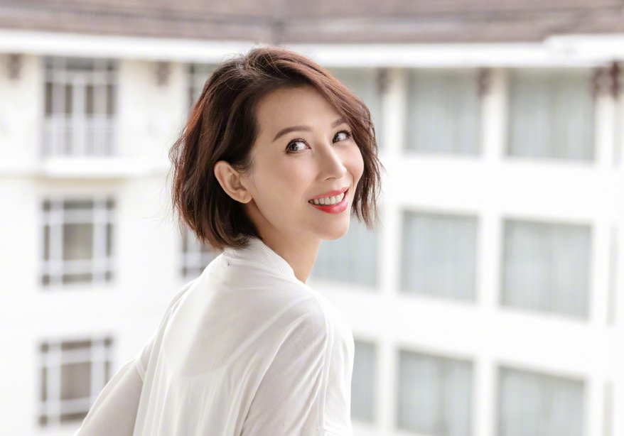 宅家多日后，蔡少芬携子出门“放风”，不戴口罩已完全放松警惕？