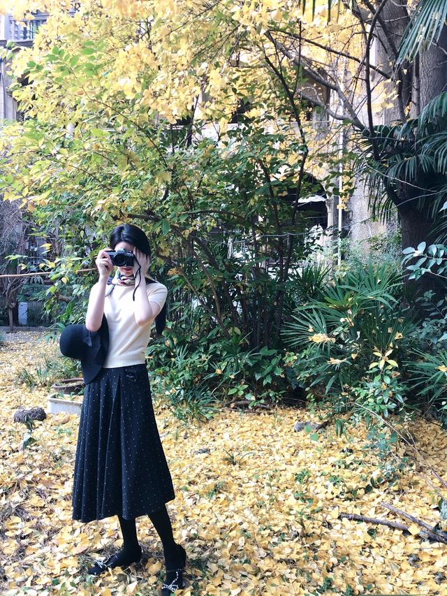 susie晒李亚鹏视角美照翘二郎腿戴墨镜对镜头送飞吻画风好飒