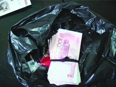 金毛喜欢捡废品,这天叼回一包垃圾,主人打开吓得赶快去派出所!