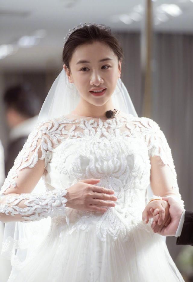 她上《我家那闺女》中途退出,今挺孕肚穿婚纱,同框老公好甜蜜