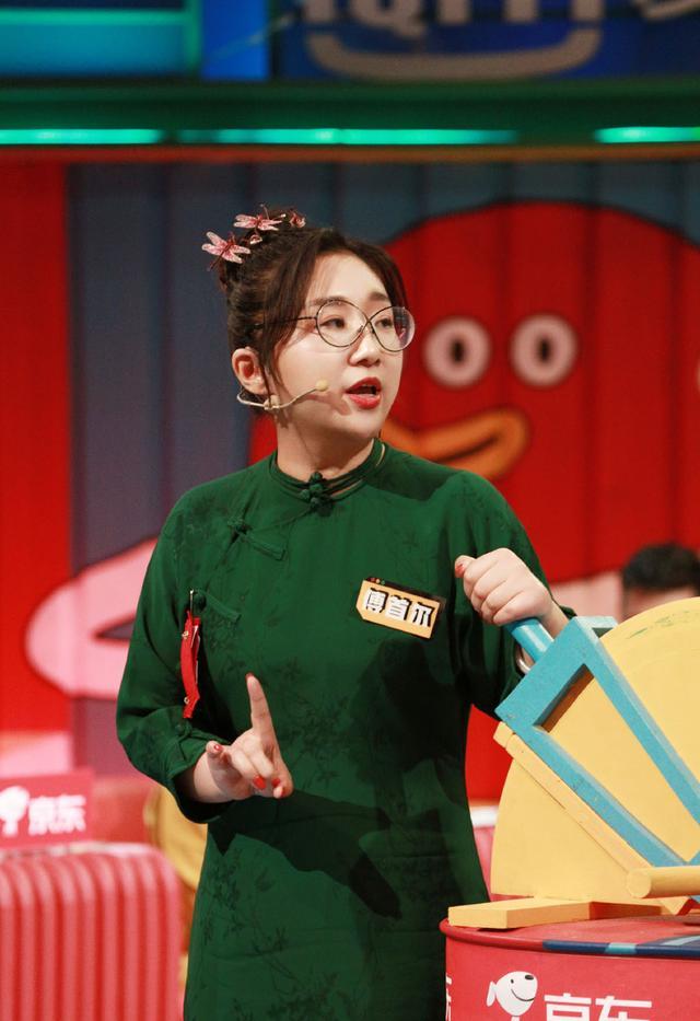 傅首尔越来越有气质了,穿旗袍优雅又娇俏,胖女孩也有春天!