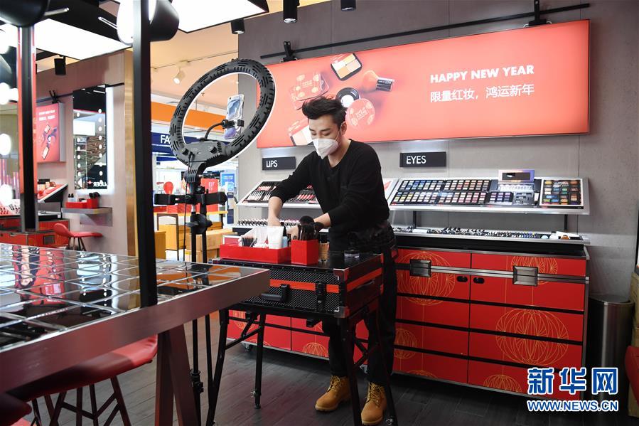 银泰百货西安开元商城钟楼店导购员吴佳玮为网络直播销售做准备