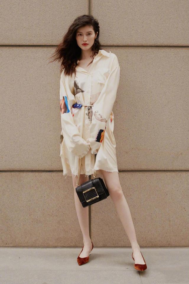 何穗吊带衣加丝袜,一双细高跟鞋更是诱惑十足