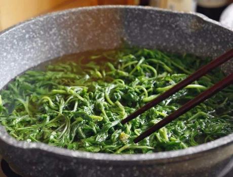 春天,蒸馒头要放野菜,咬一口满嘴香,色泽翠绿又香软,别错过