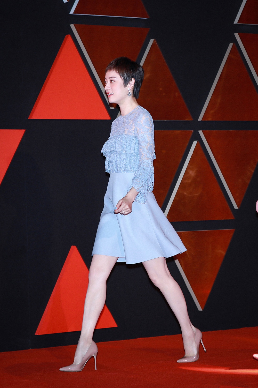 孙俪娘娘太清新了!穿水蓝"蕾丝"连衣裙好显活力,喇叭袖好可爱