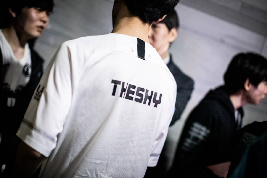 ig官博晒选手聚会照,theshy衣品成亮点:帅成偶像剧男主!