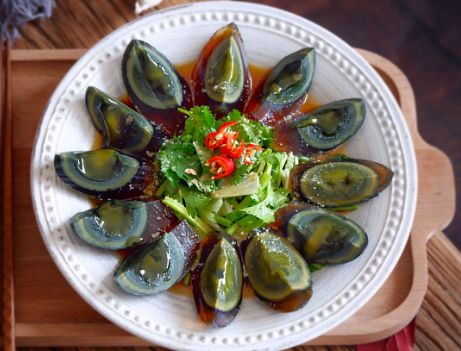 皮蛋好吃不好切掌握快准狠皮蛋不粘连不散花摆盘还好看