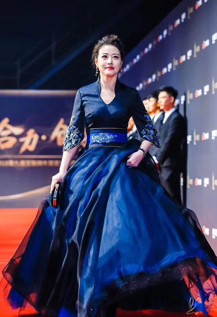 选择收腰款式或者系条腰带都可以,不然稍不注意,就会穿得像周海燕这身