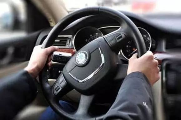 90%老司机常用的手握方向盘姿势,没一个对的!都看看吧