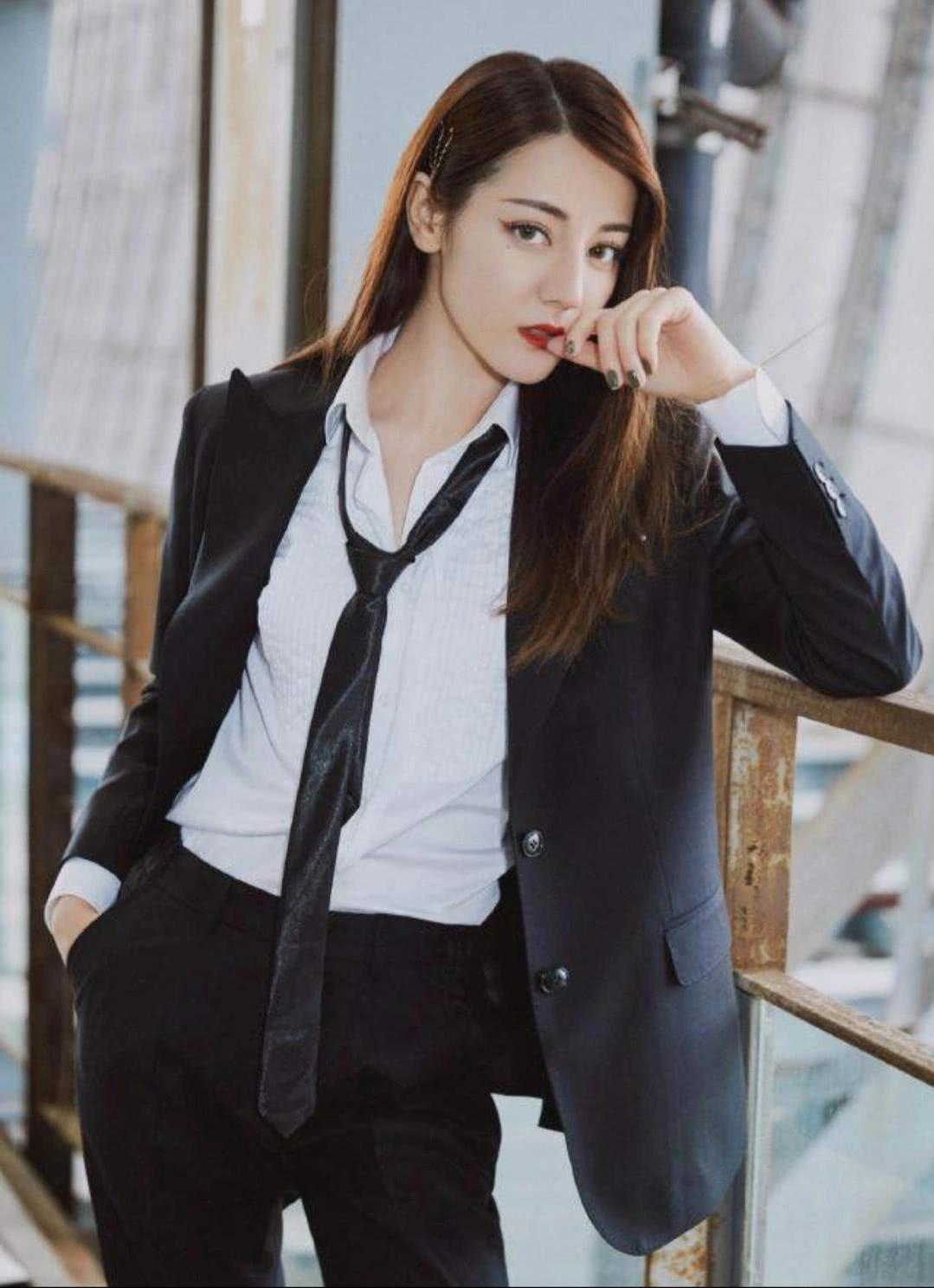 6位女星西装盘点,杨幂优雅赵丽颖少女胖迪可爱,刘亦菲惊为天人