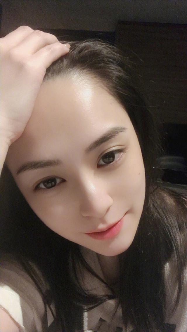 阿娇罕见晒18宫格自拍,实力演绎360度无死角,被赞盛世美颜