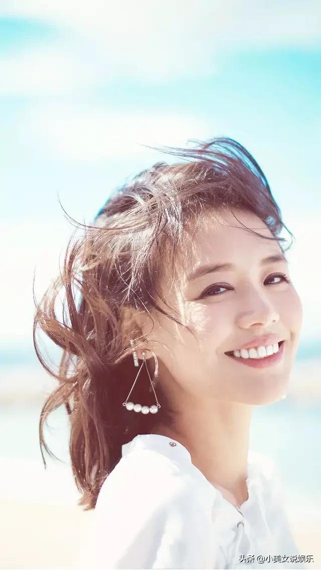 马思纯人如其名,笑起来温暖如春,v字裙仙气飘飘,露出一副美背