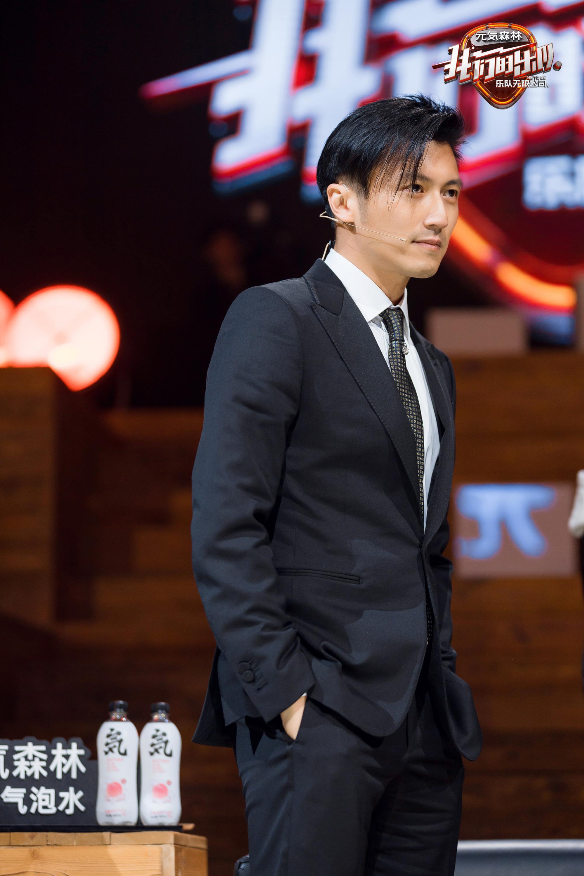 《我们的乐队》明晚开播 谢霆锋"总裁坐姿"超a营业