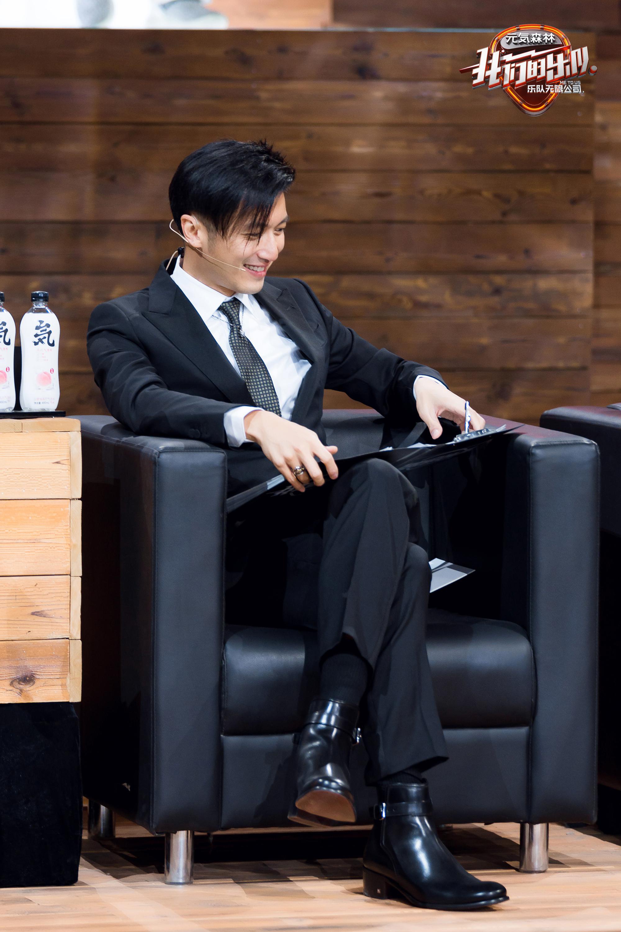 《我们的乐队》明晚开播 谢霆锋"总裁坐姿"超a营业|我们的乐队|谢霆锋