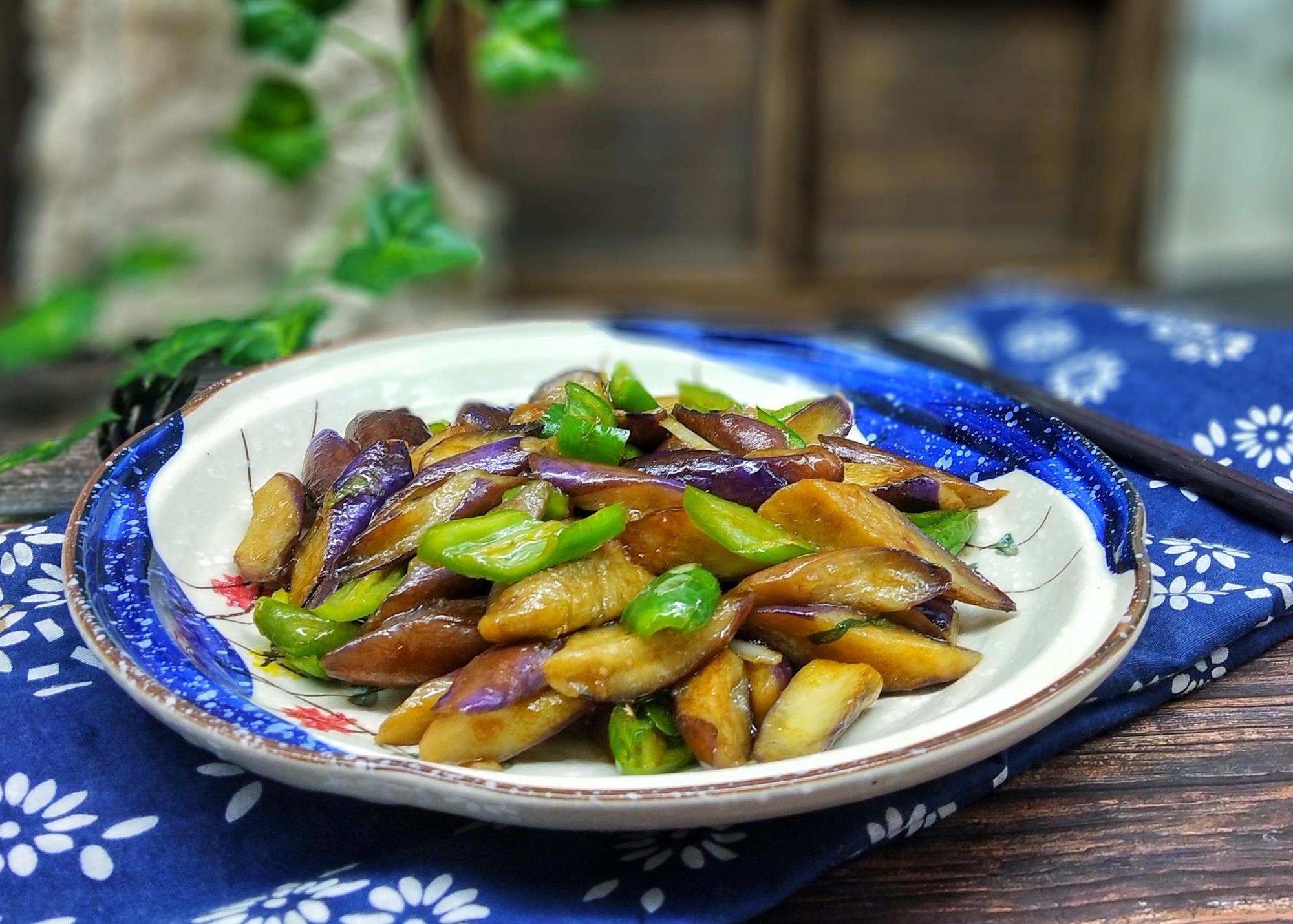 2根青椒4根茄子,厨师长教你家常做法,不吸油还入味