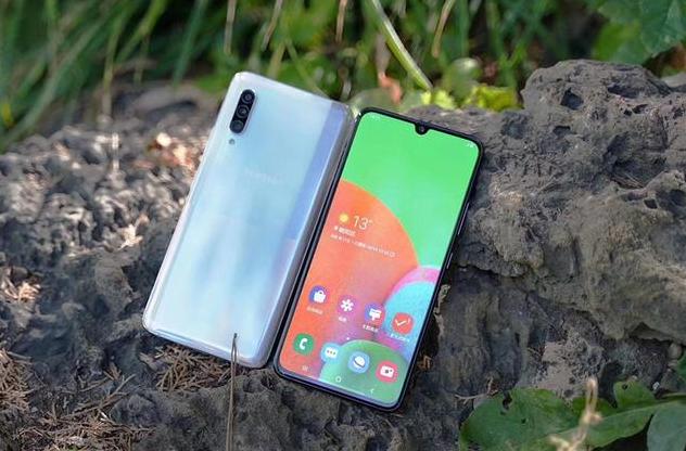 编要给大家推荐的这款手机就是三星的一款良心机,这款手机就是三星a90