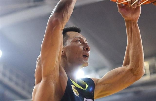 易建联的手臂,苏炳添的大腿,再看看国足肚子