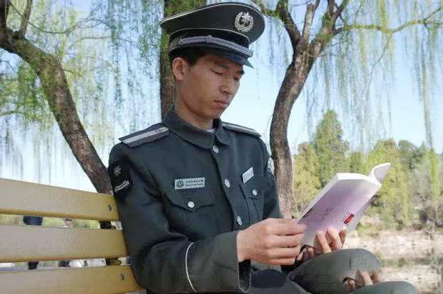 当年在北京大学站岗的保安转眼已经43岁了他的命运改变了吗