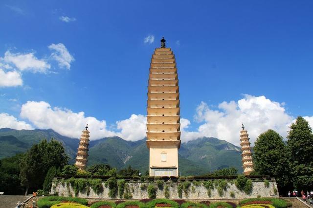 大理国的皇家寺院,寺中一大二小三塔闻名于世,有千年的历史