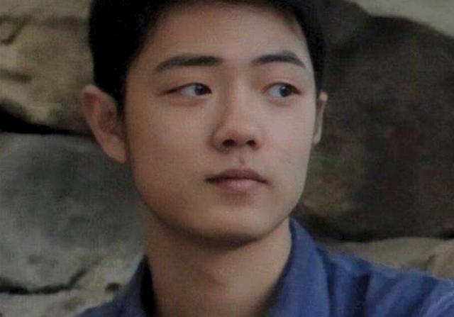 肖战长相是男星巅峰?年轻照片大曝光,外表土气还不如路人!